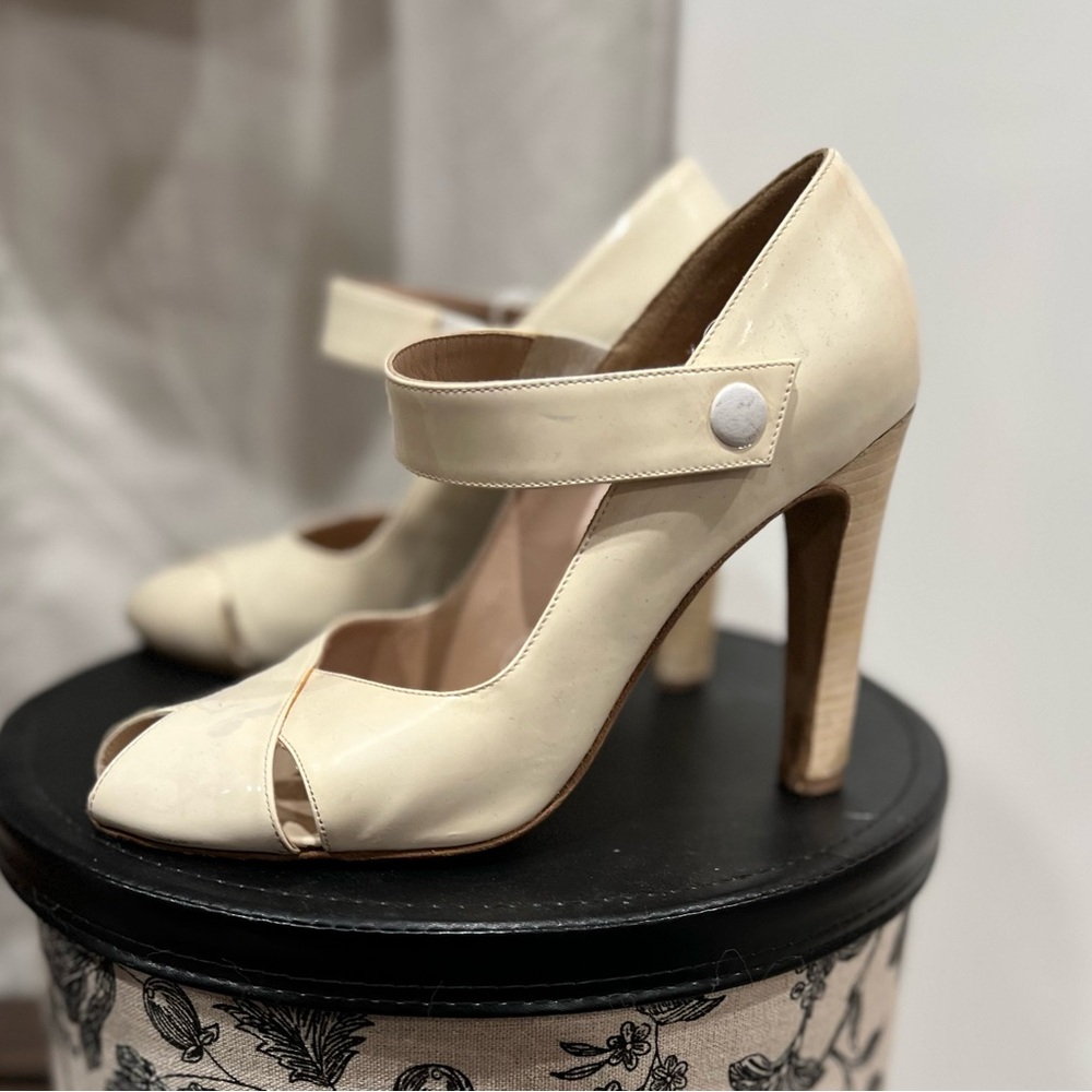 Vintage Manolo Blahnik Cream Mary Jane’s pumps sling back button closure Campari